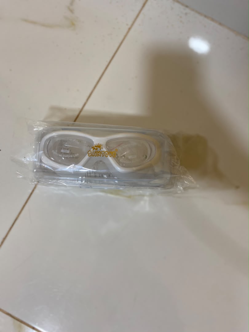 Swimming goggles